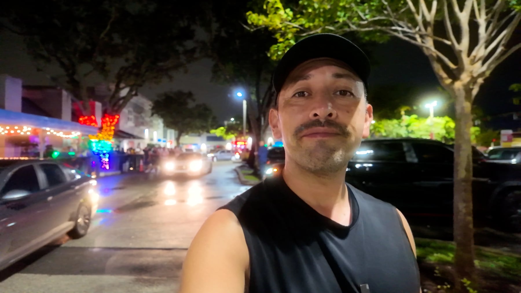 Ricardo frente a las luces de Wilton Drive.
