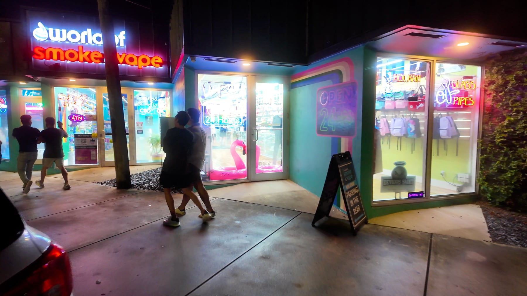 Otra fachada nocturna del paseo.