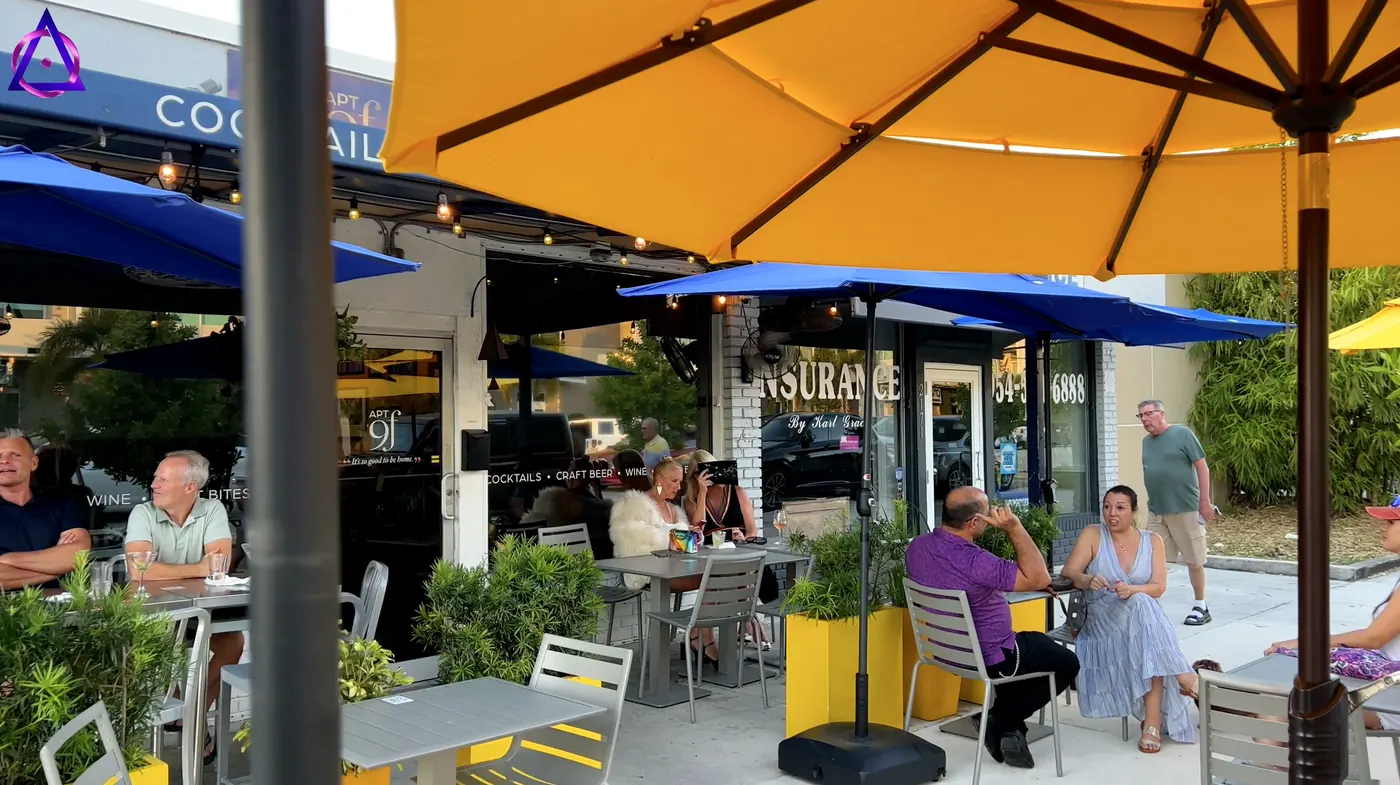 Terraza concurrida en Wilton Drive