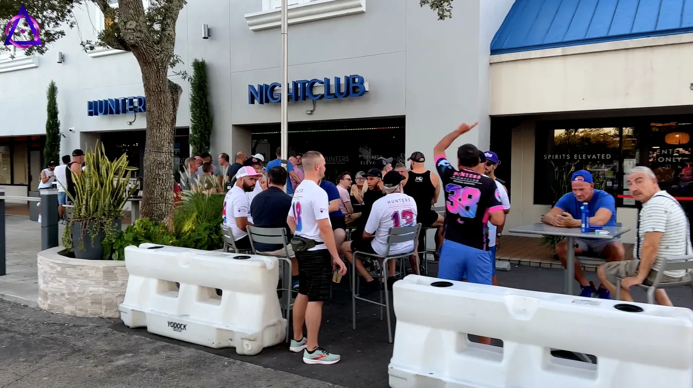 Visitantes reunidos frente a Hunters Nightclub