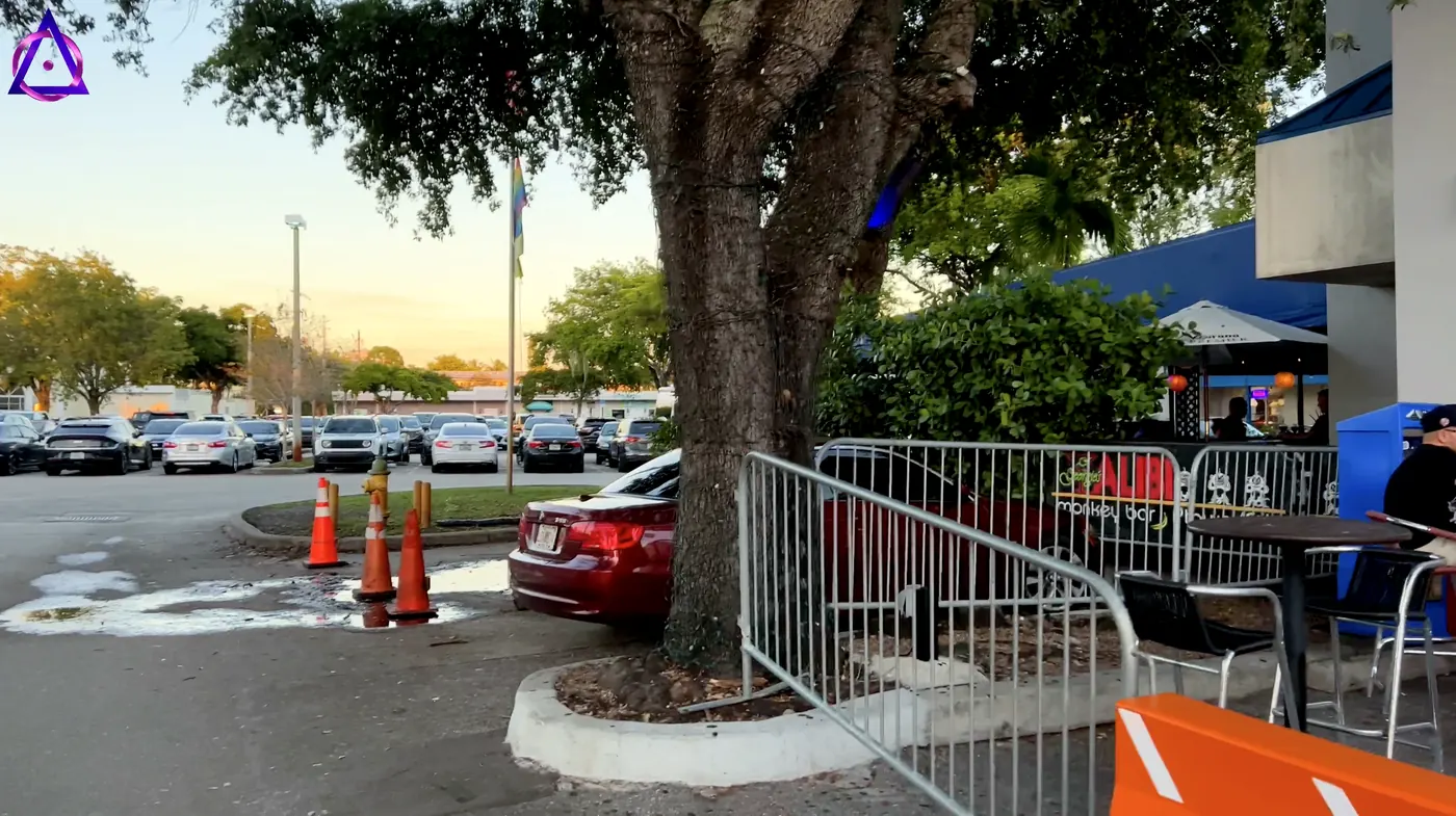 Área exterior y estacionamiento junto a Alibi Plaza