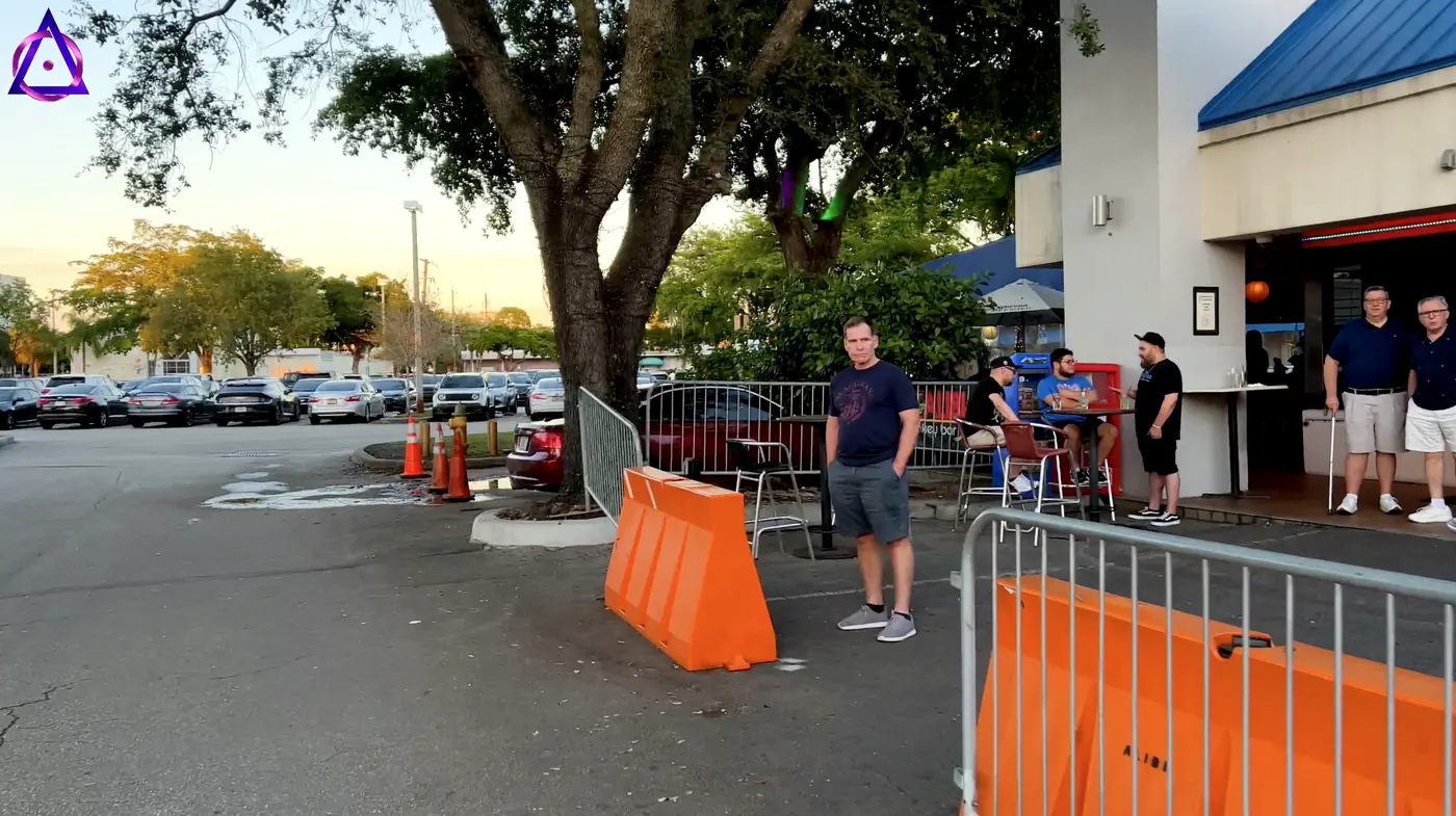 Acceso exterior de un bar en Alibi Plaza