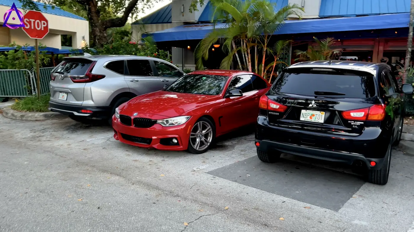 Vehículos estacionados junto a los locales de Wilton Drive