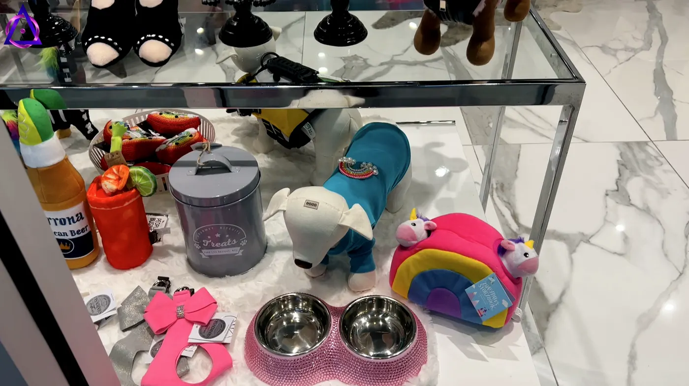 Accesorios para mascotas exhibidos en una tienda