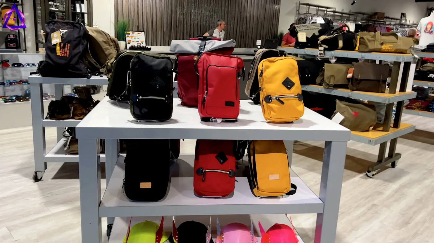 Bolsos y mochilas en el antiguo Pride Factory