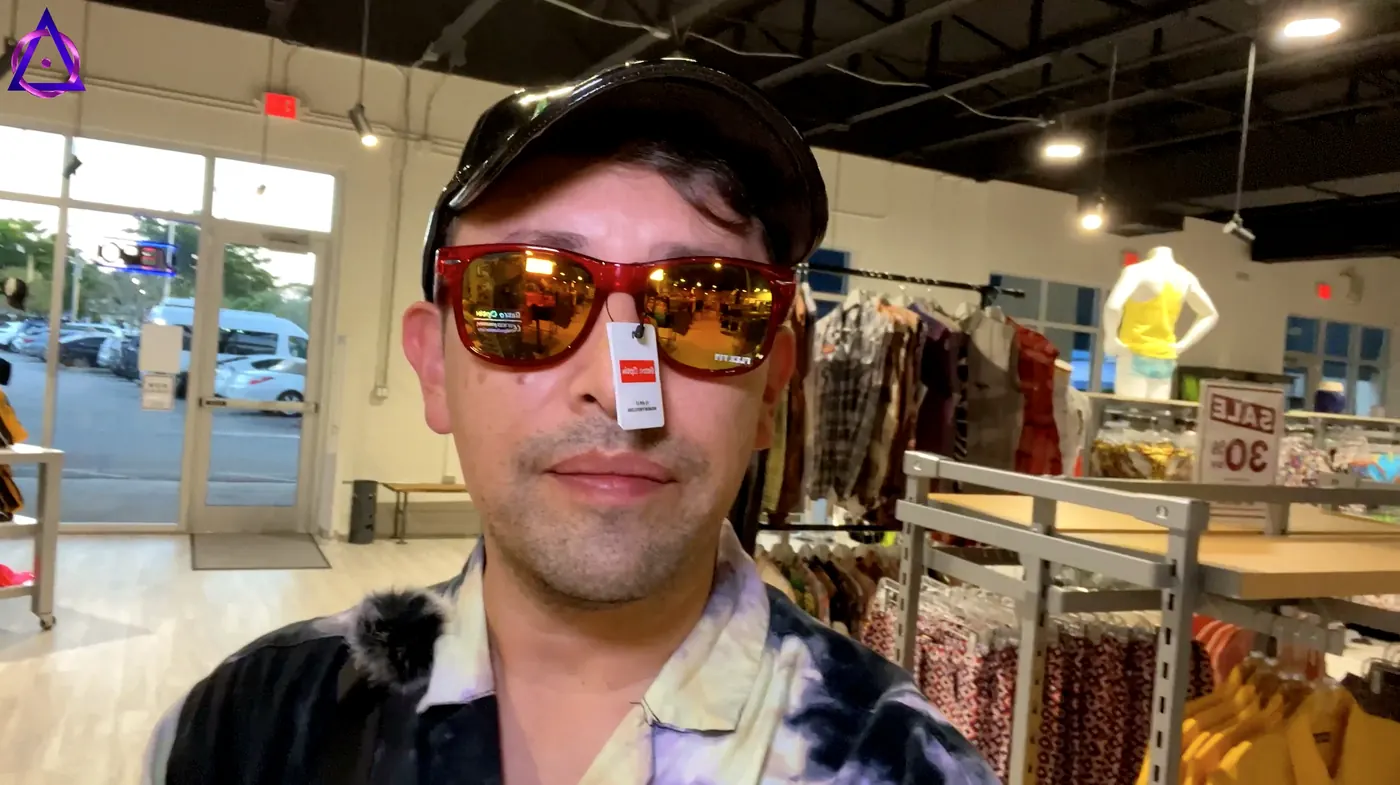 Ricardo probándose gafas durante el recorrido
