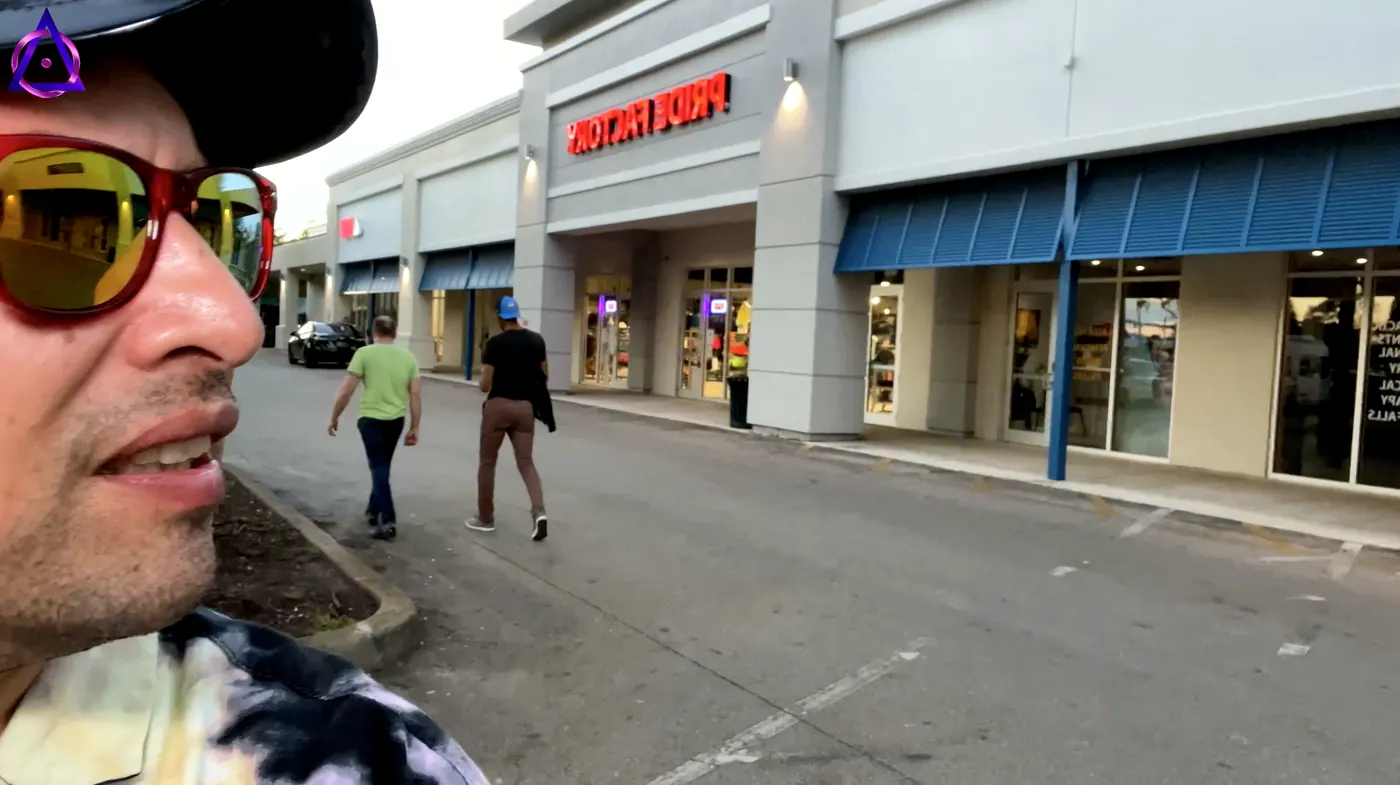 Ricardo caminando por Wilton Drive