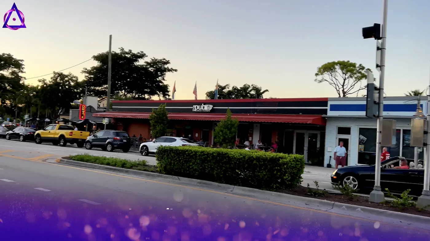 Franja comercial de Wilton Drive al anochecer