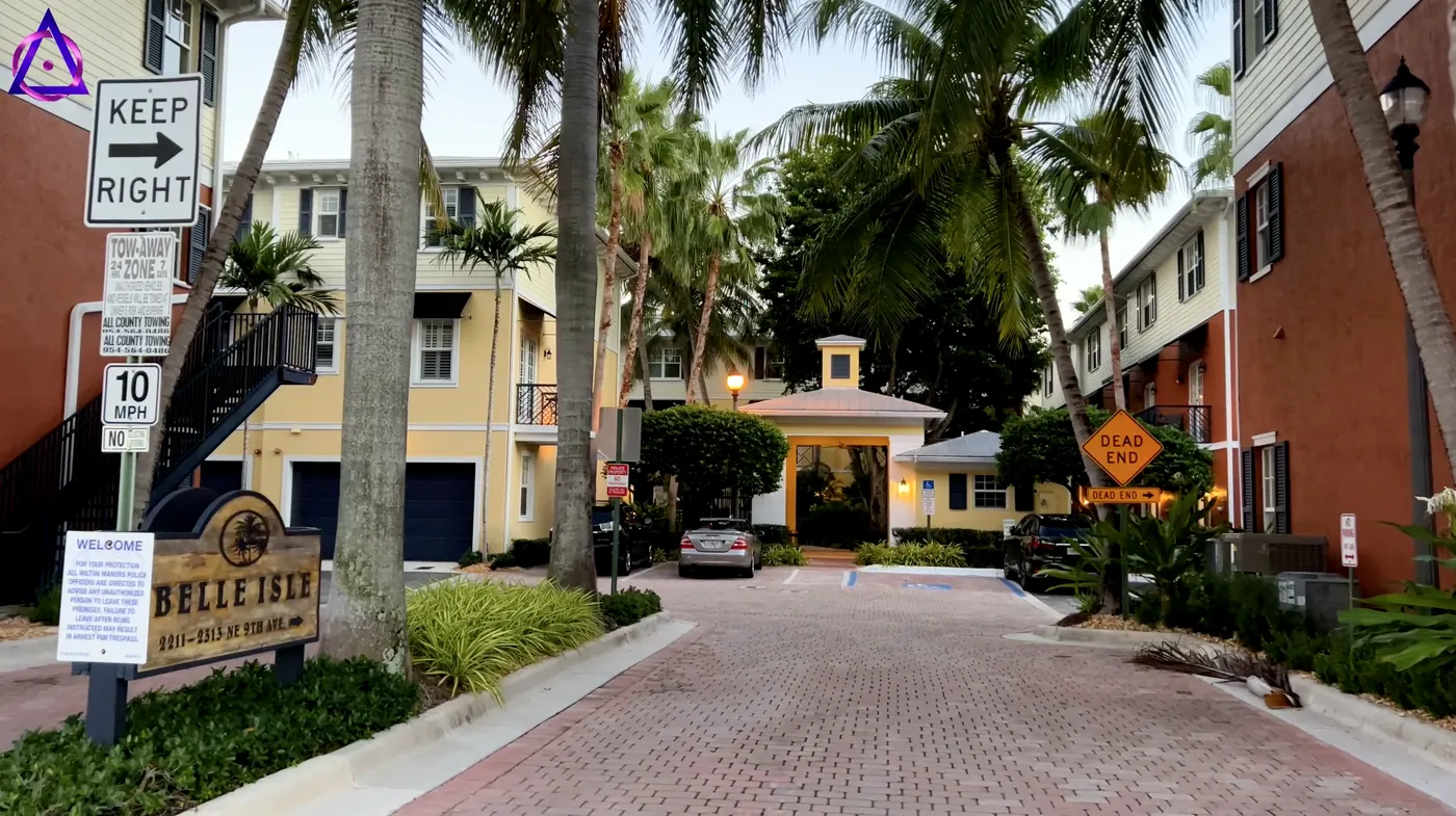 Acceso residencial con vegetación en Wilton Manors