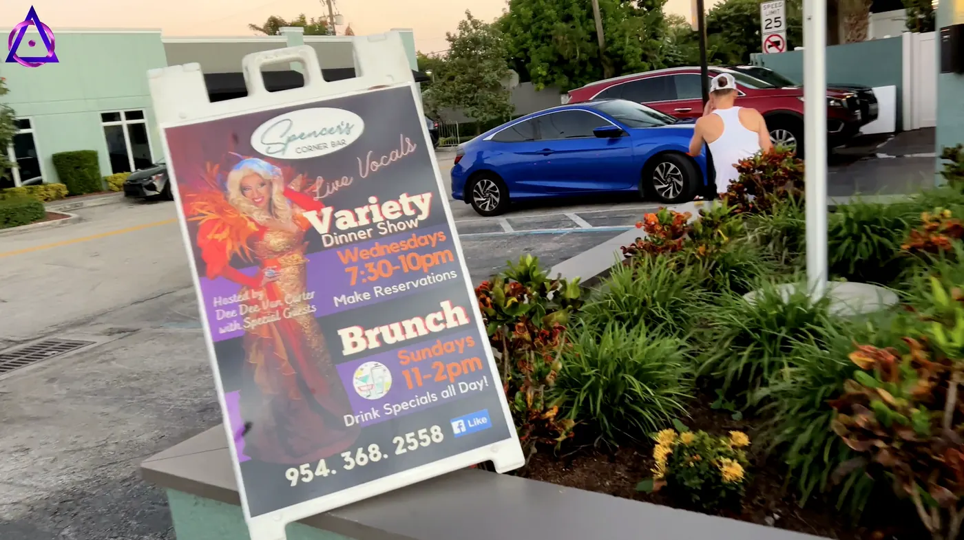 Cartel de brunch junto a un negocio de Wilton Manors