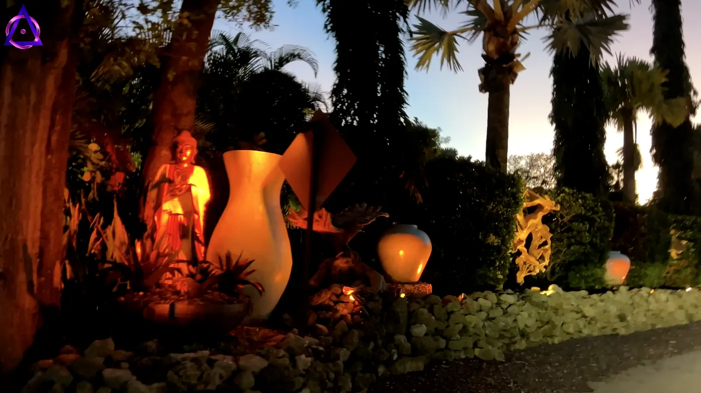 Jardín iluminado al anochecer