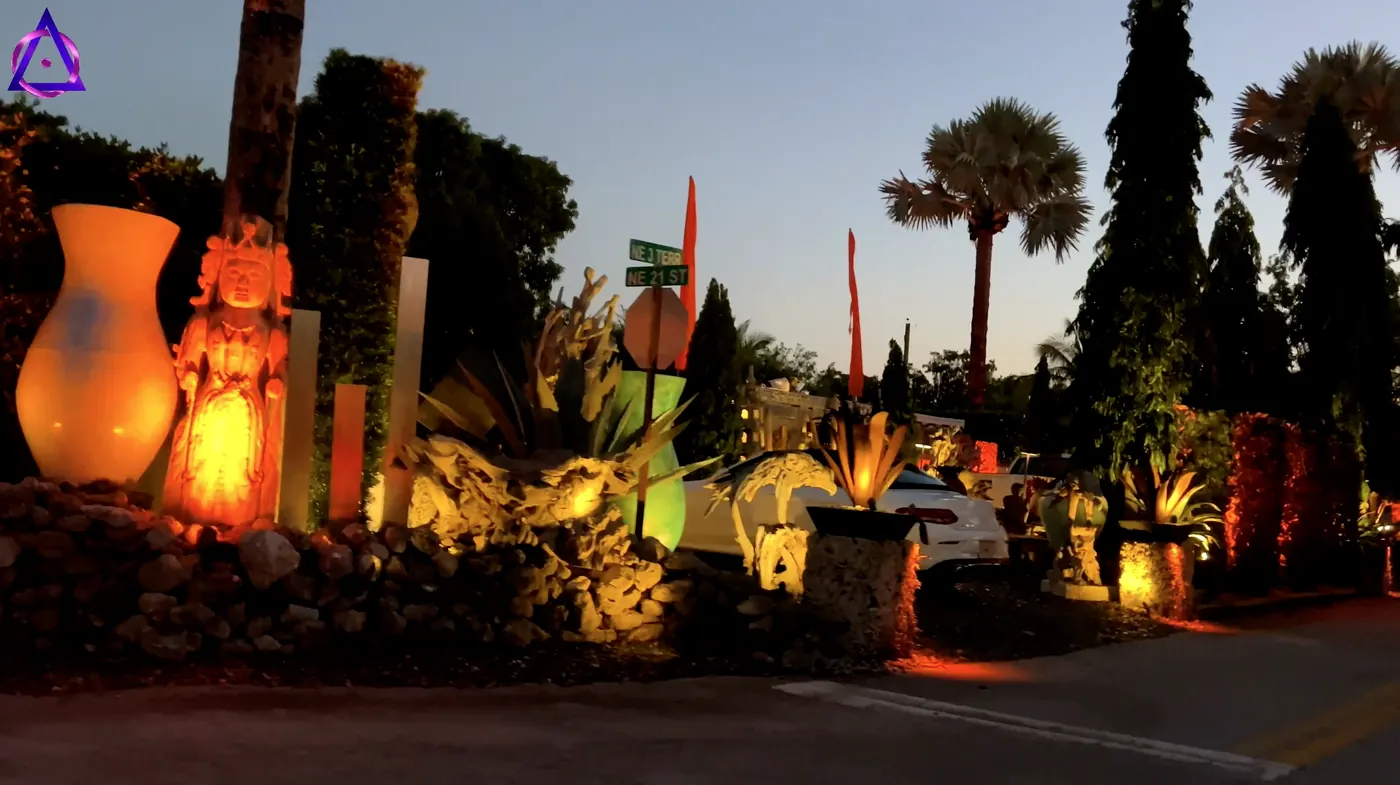 Jardín tropical iluminado en Wilton Manors
