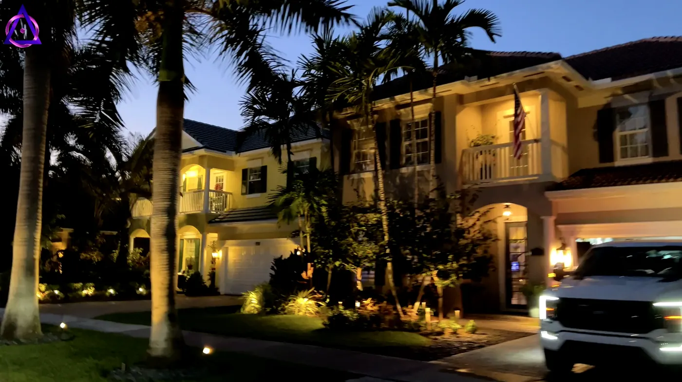 Casa iluminada de noche en Wilton Manors