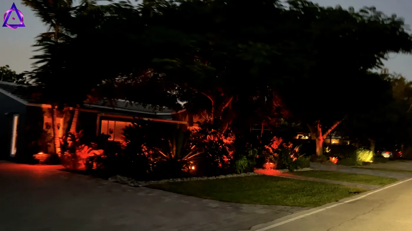 Paisajismo nocturno de una vivienda