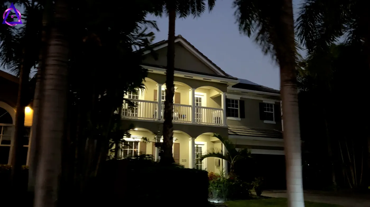 Casa de dos pisos entre palmeras