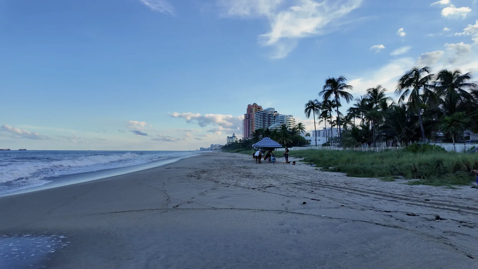 Lauderdale Beach, palmeras y personas junto al océano