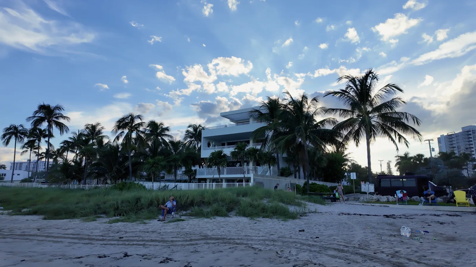 Lauderdale Beach, palmeras y personas junto al océano