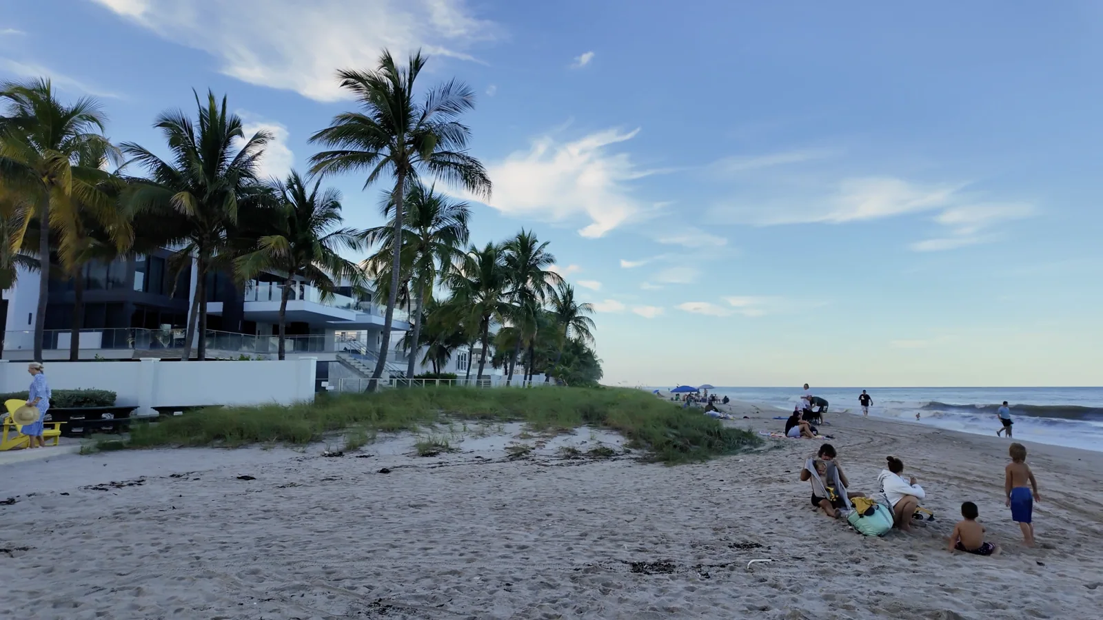 Personas junto al océano en Lauderdale Beach