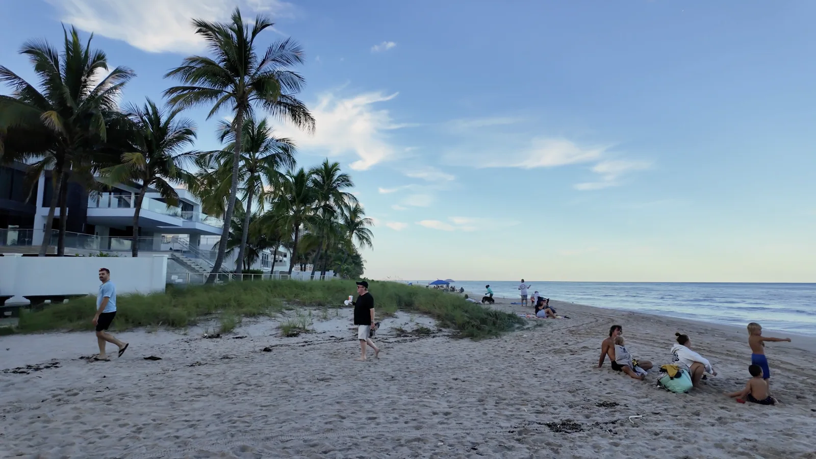 Lauderdale Beach, palmeras y personas junto al océano