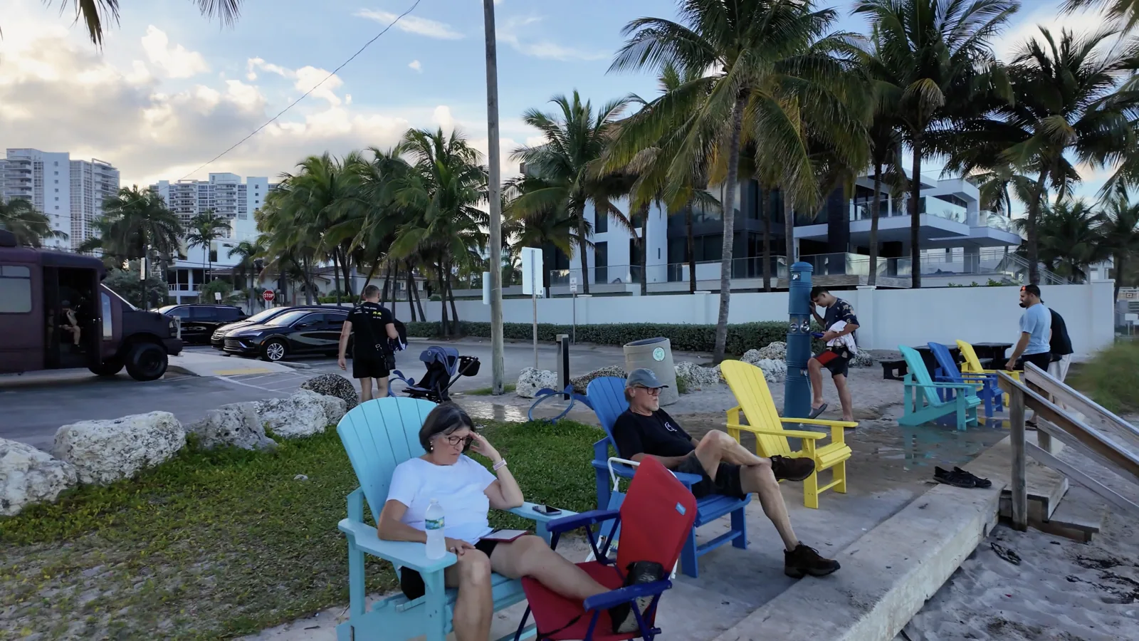 Lauderdale Beach, palmeras y personas junto al océano