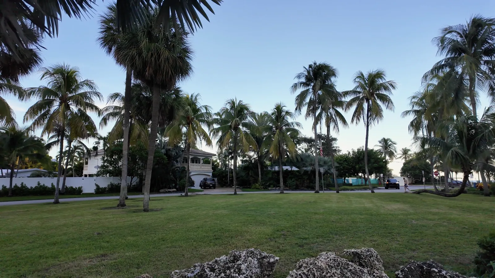 Jardines y acceso al océano en el sector de Vista Park