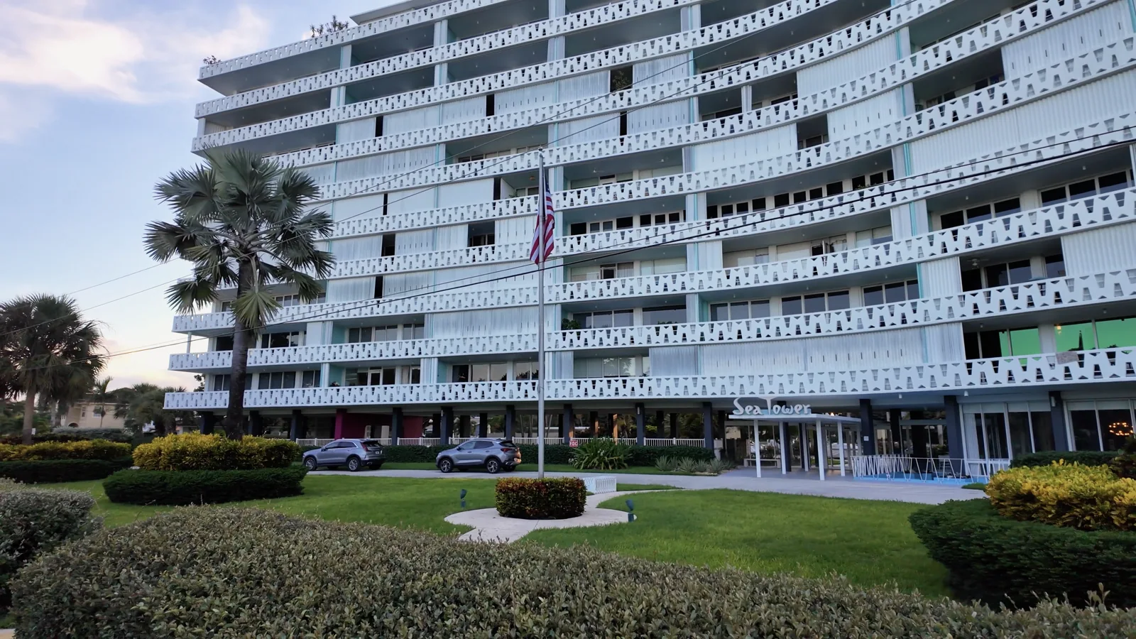 Edificios y viviendas del barrio junto a la playa