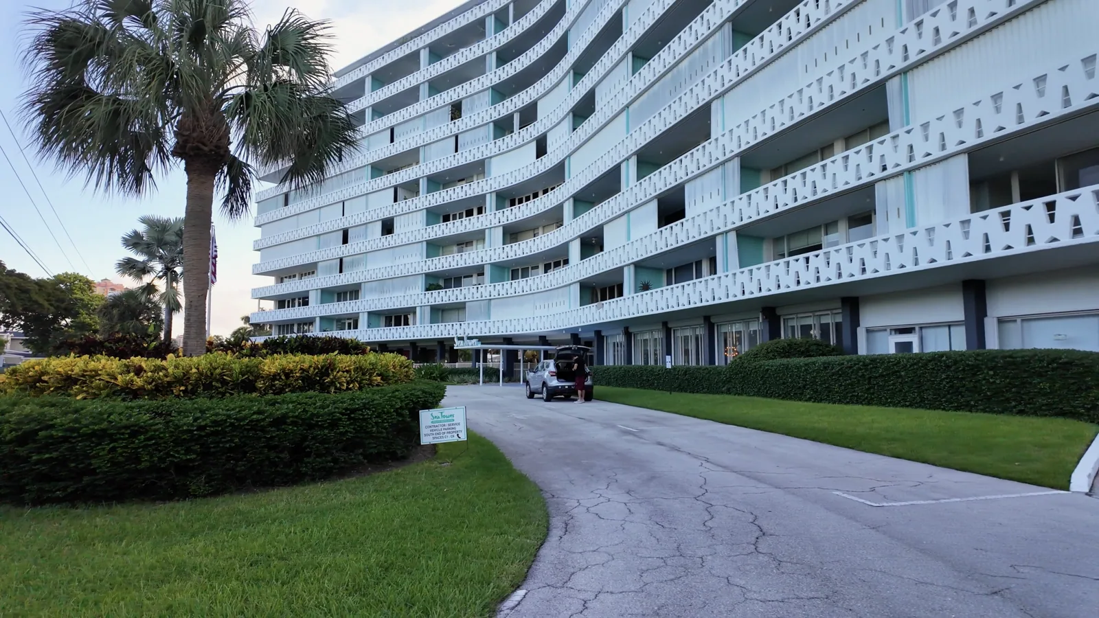 Edificios y viviendas del barrio junto a la playa