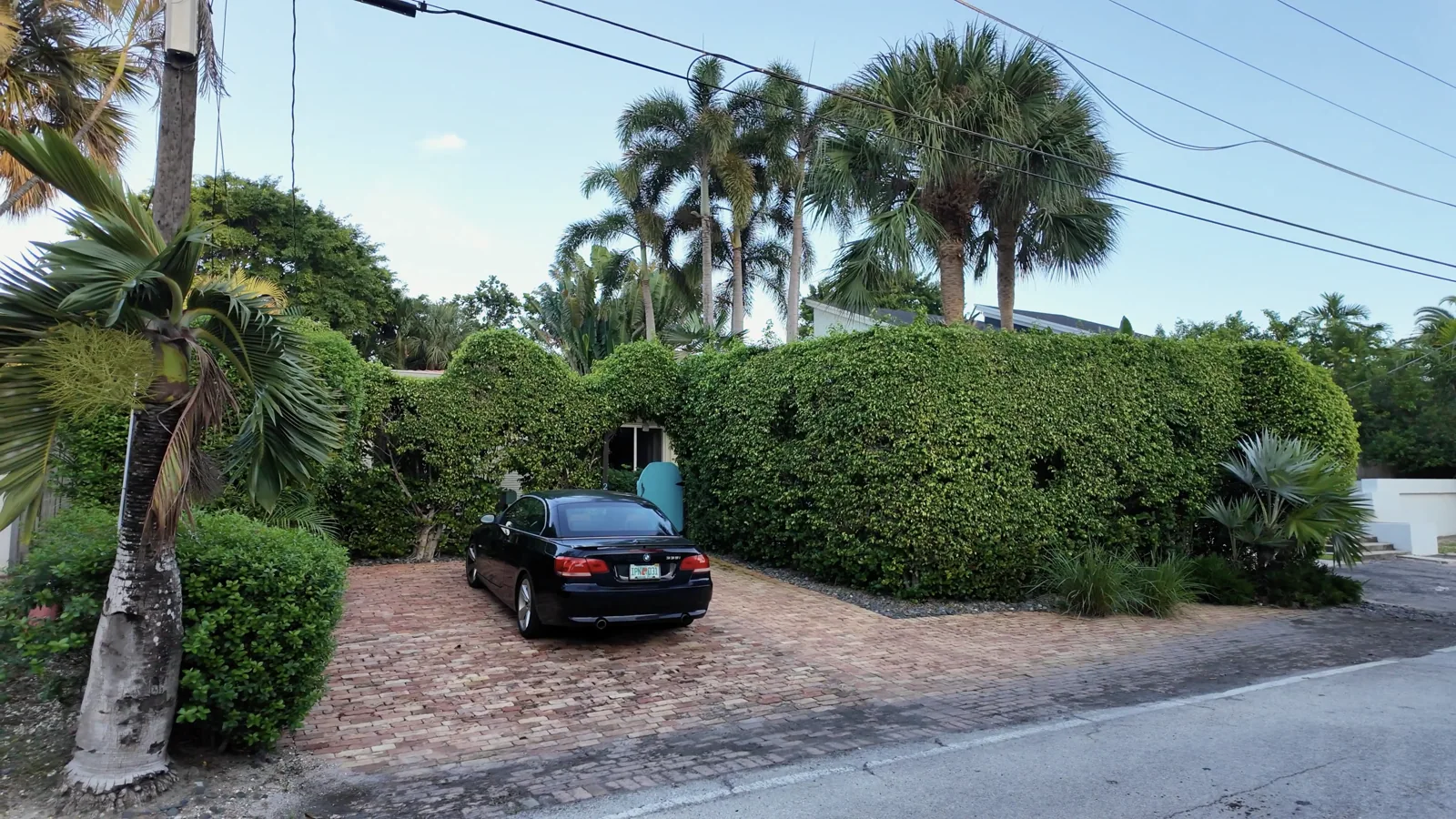 Edificios y viviendas del barrio junto a la playa