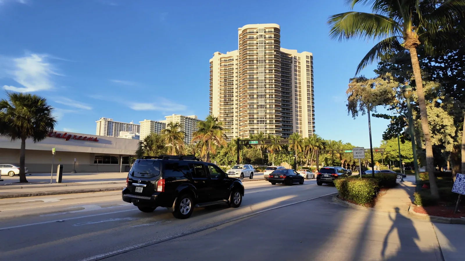 Aproximación al puente de Oakland Park Boulevard al atardecer