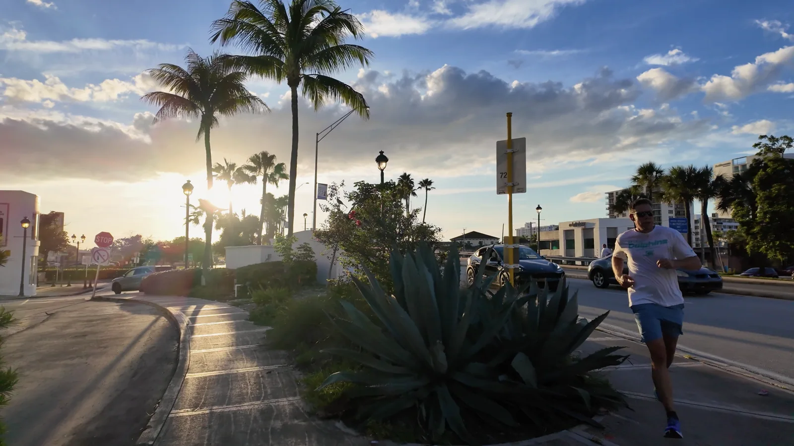 Aproximación al puente de Oakland Park Boulevard al atardecer