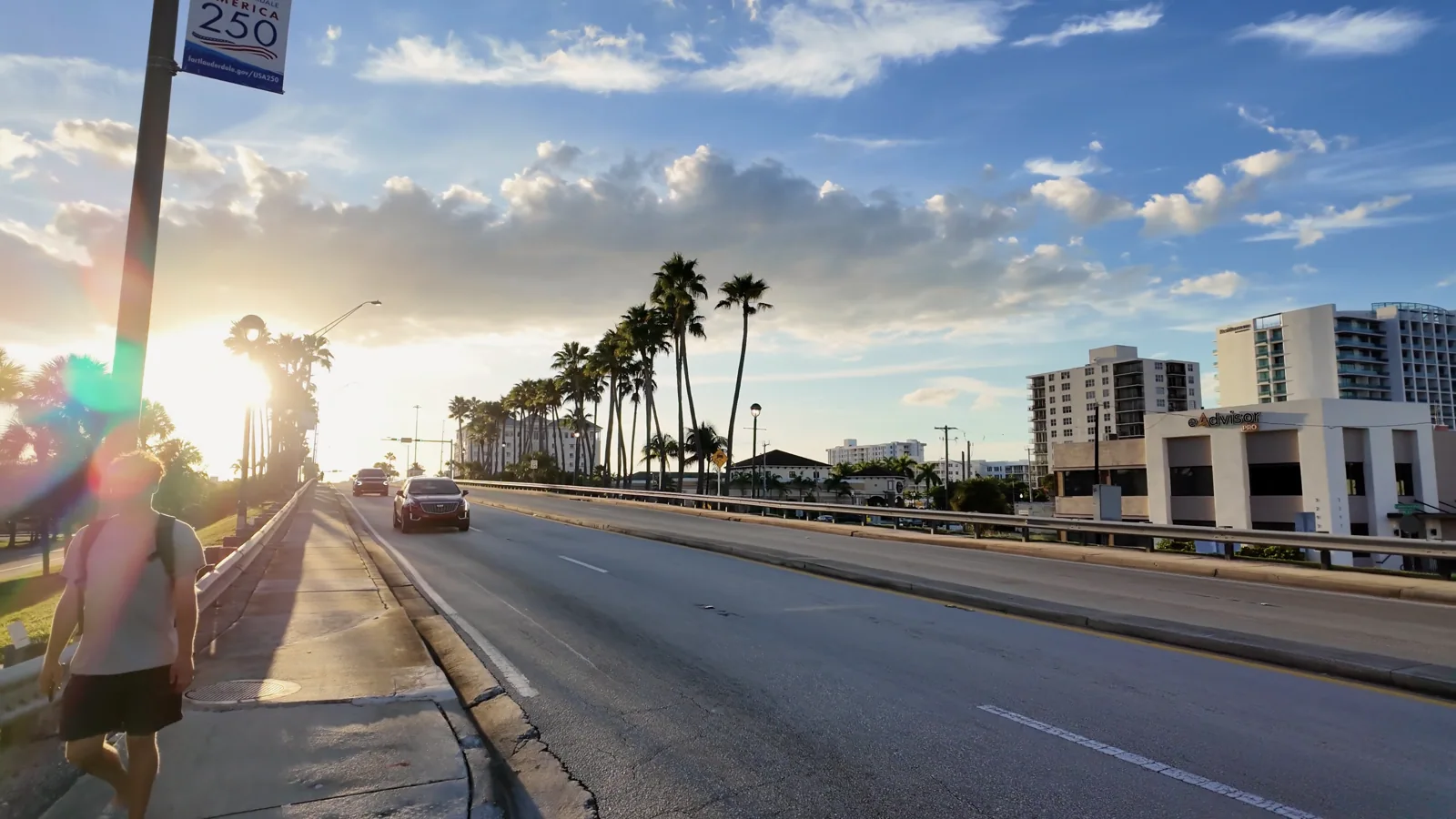 Aproximación al puente de Oakland Park Boulevard al atardecer