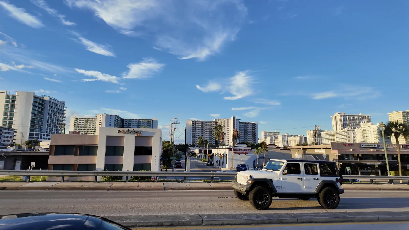 Aproximación al puente de Oakland Park Boulevard al atardecer