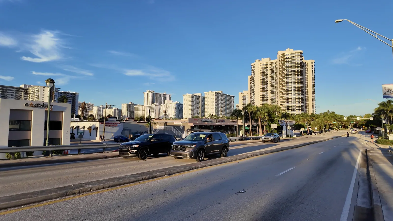 Aproximación al puente de Oakland Park Boulevard al atardecer