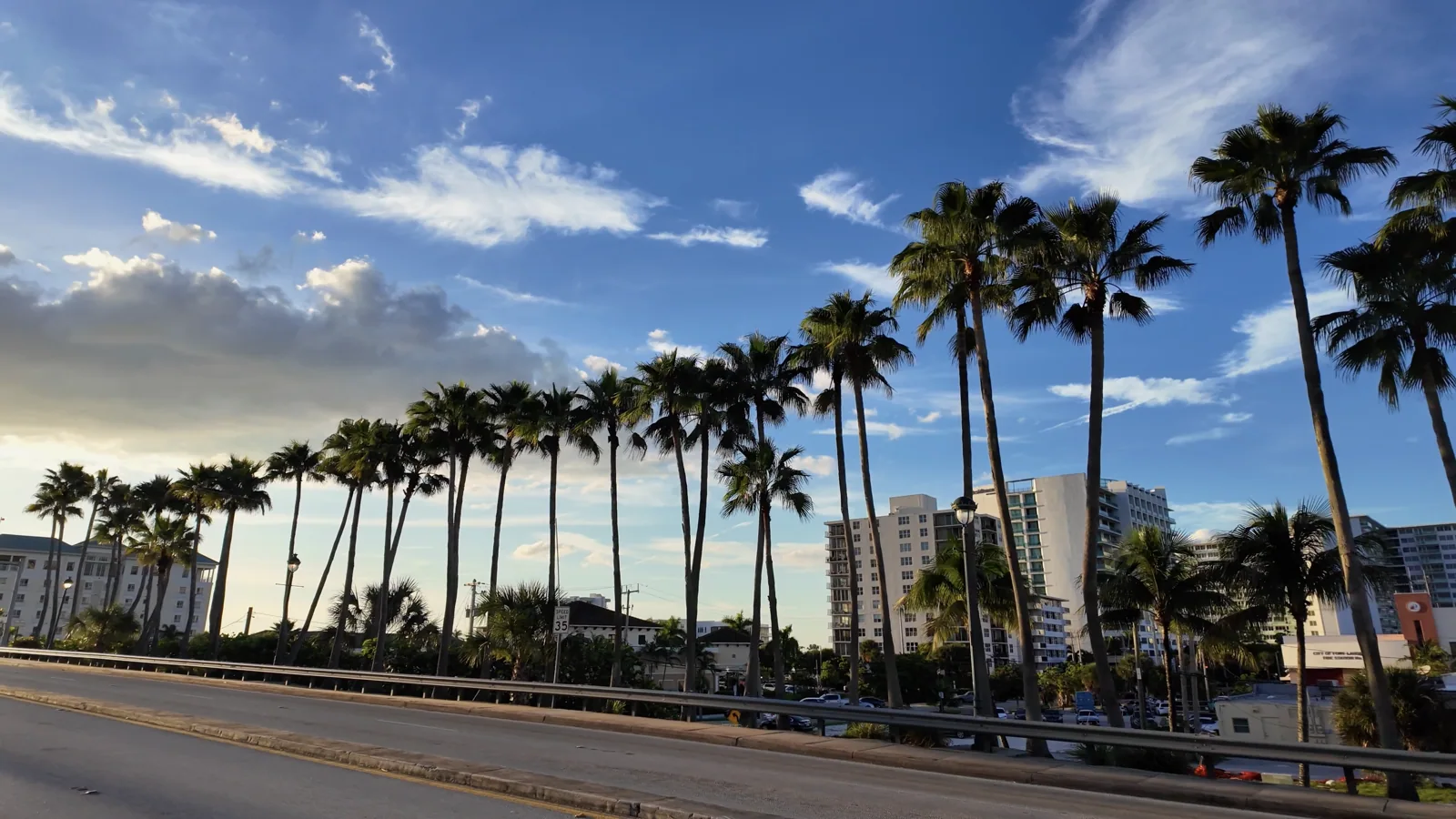 Aproximación al puente de Oakland Park Boulevard al atardecer