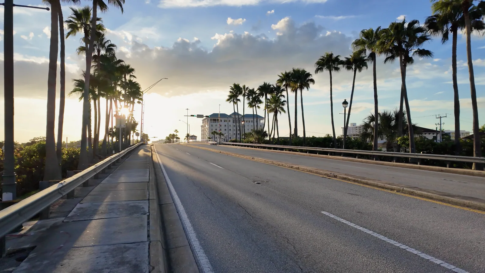 Aproximación al puente de Oakland Park Boulevard al atardecer