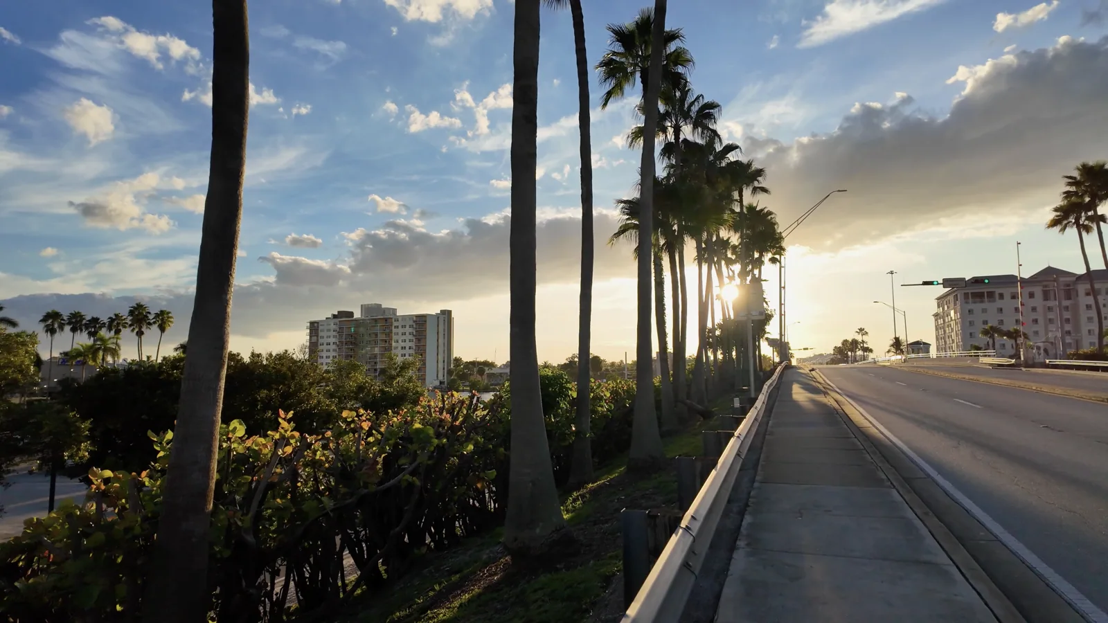 Aproximación al puente de Oakland Park Boulevard al atardecer