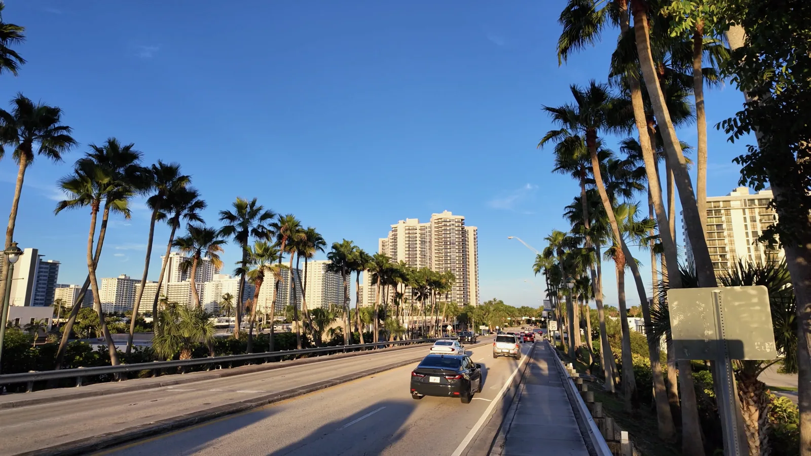 Aproximación al puente de Oakland Park Boulevard al atardecer