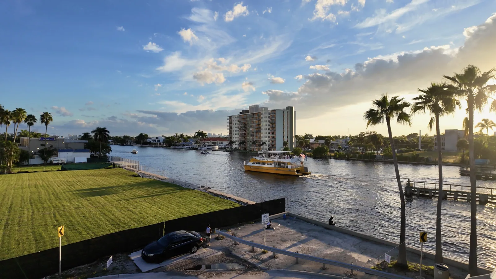 Canal y paso del Water Taxi vistos desde Oakland Park Boulevard