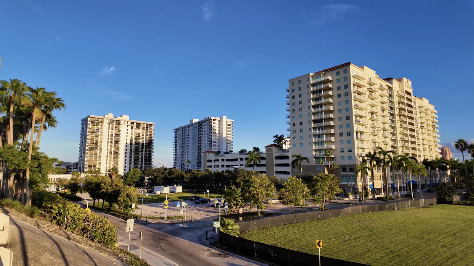 Canal y paso del Water Taxi vistos desde Oakland Park Boulevard