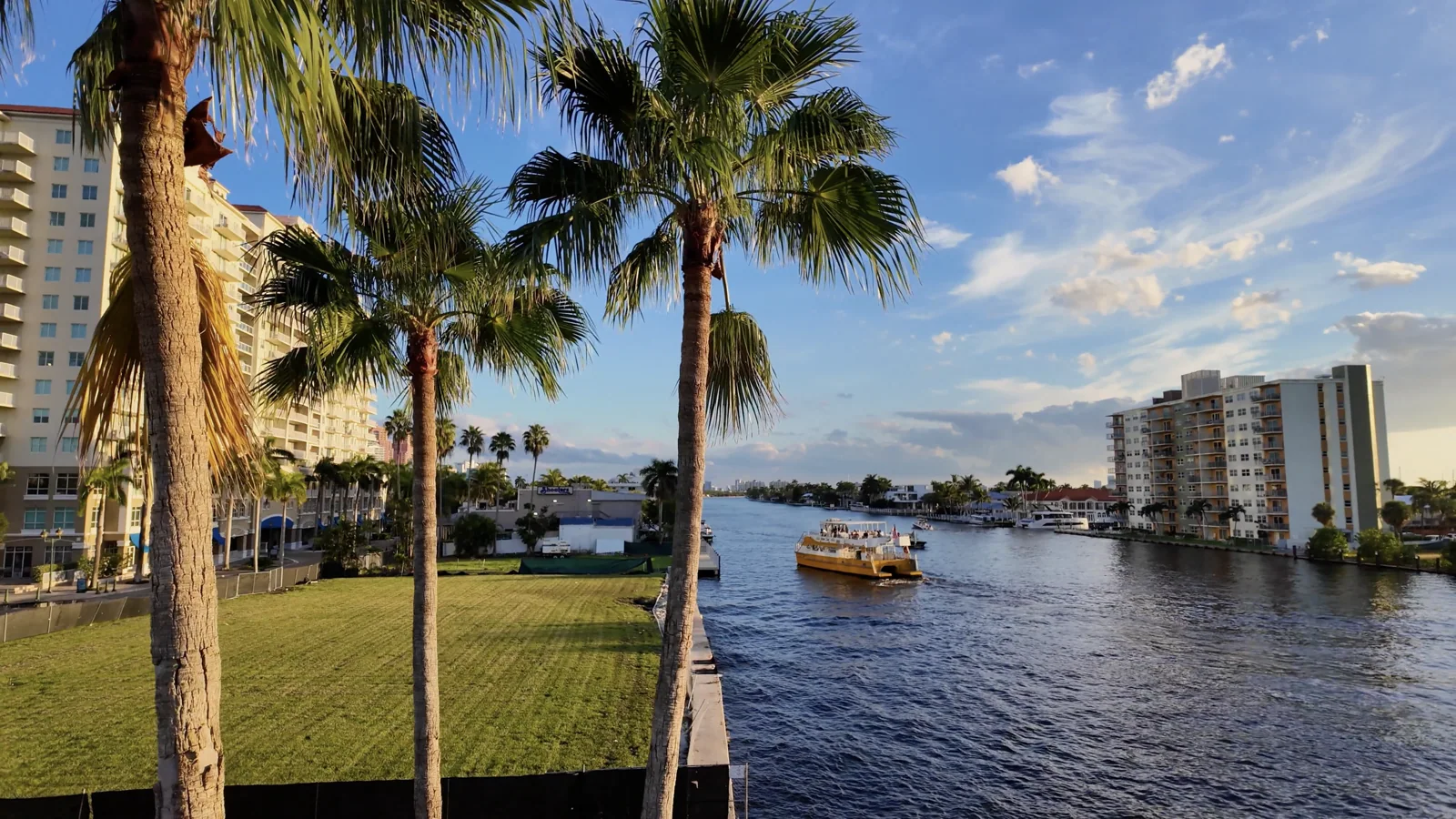 Canal y paso del Water Taxi vistos desde Oakland Park Boulevard