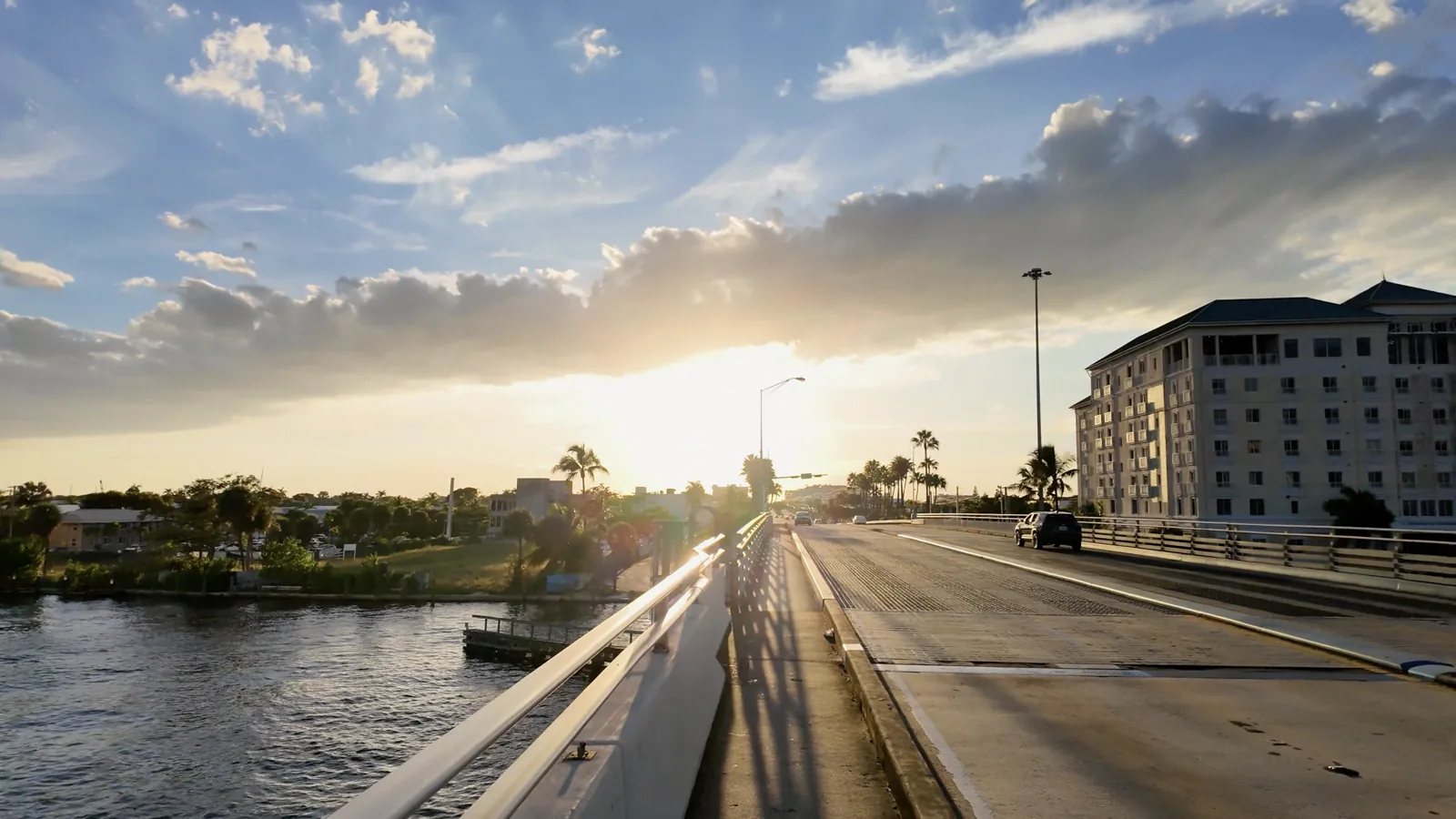 Canal y paso del Water Taxi vistos desde Oakland Park Boulevard