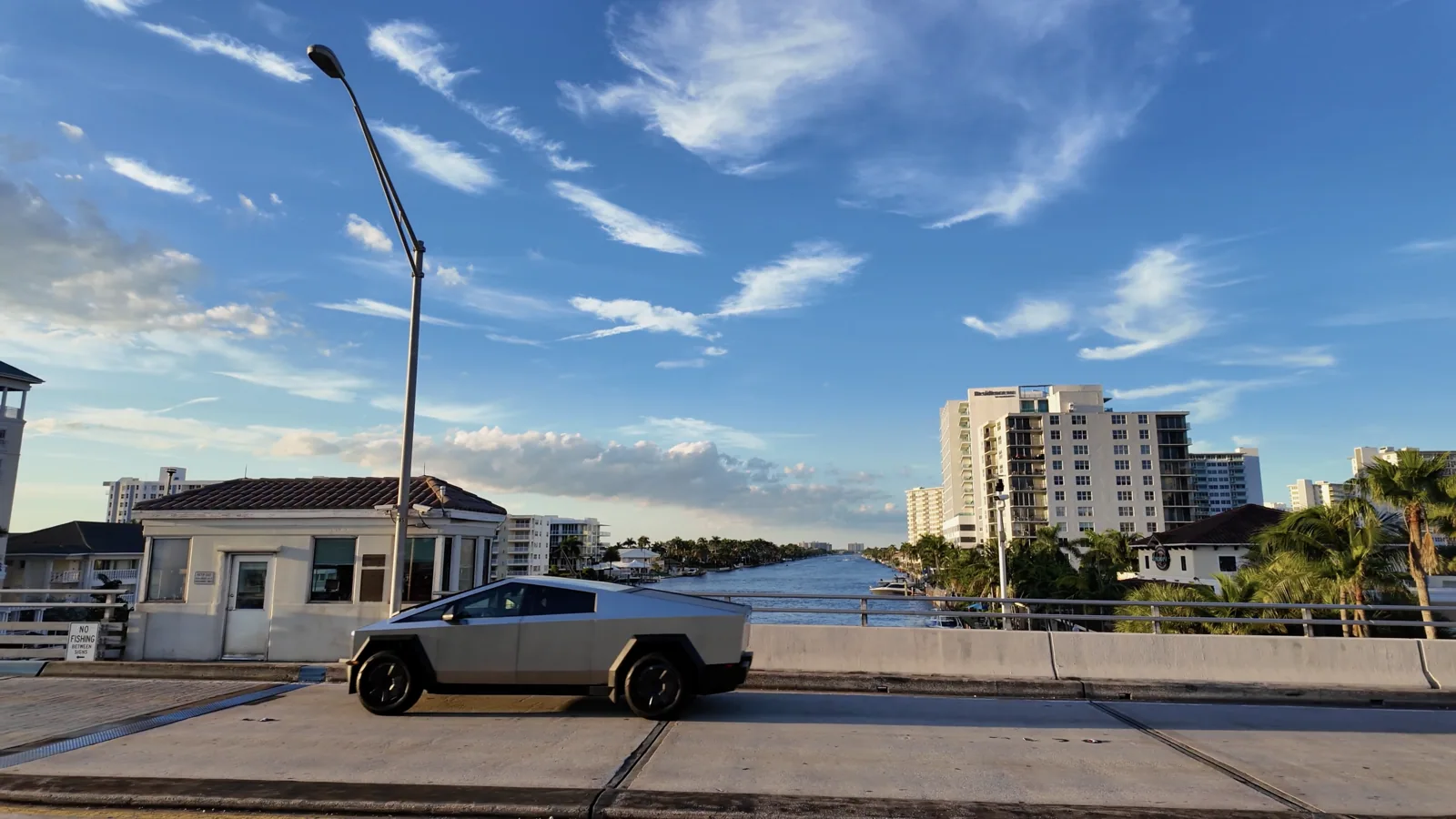 Canal y paso del Water Taxi vistos desde Oakland Park Boulevard