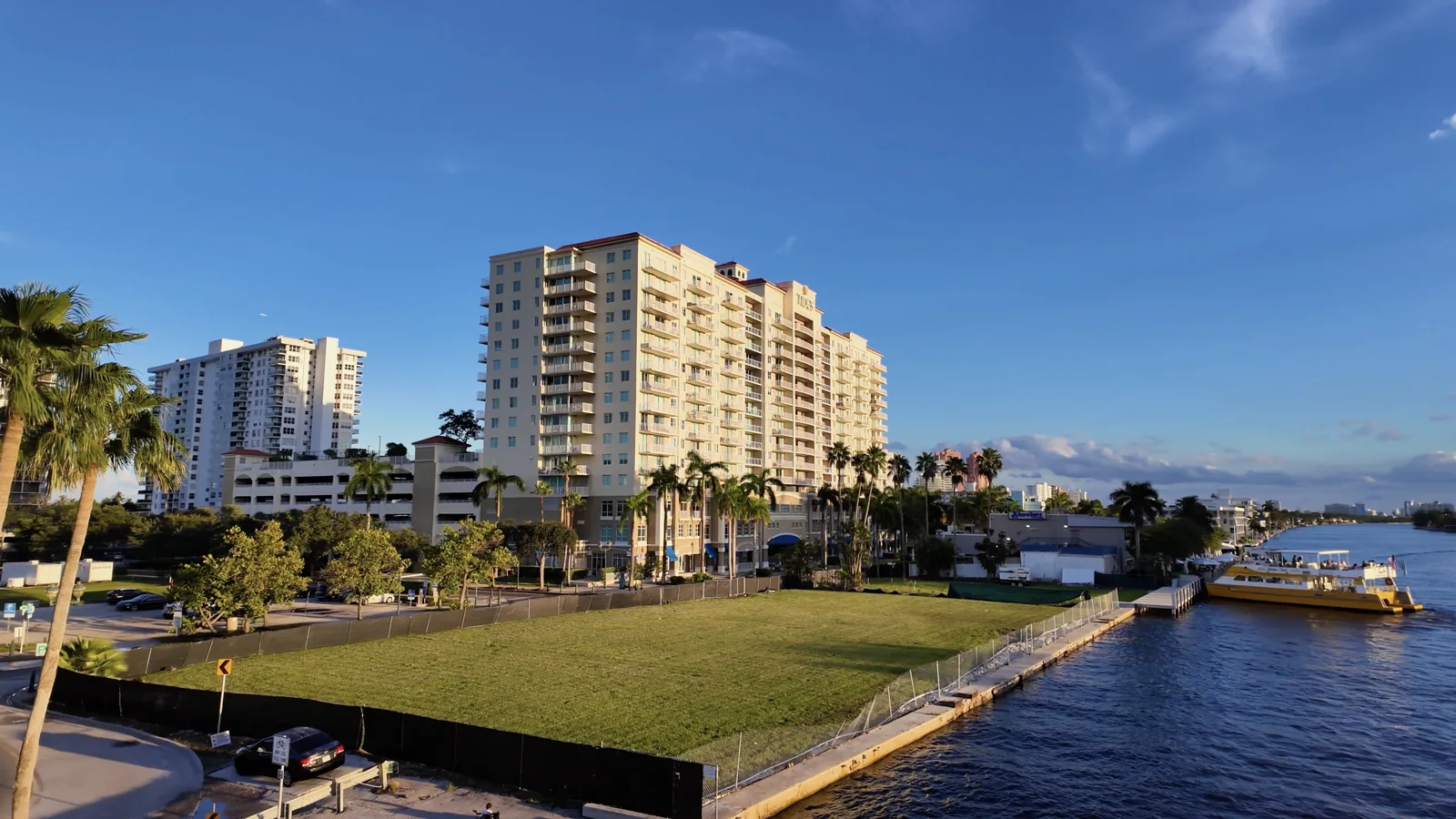 Canal y paso del Water Taxi vistos desde Oakland Park Boulevard