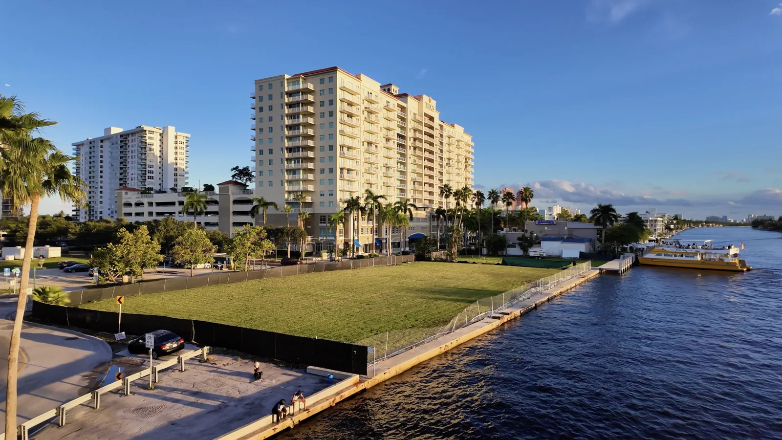 Canal y paso del Water Taxi vistos desde Oakland Park Boulevard