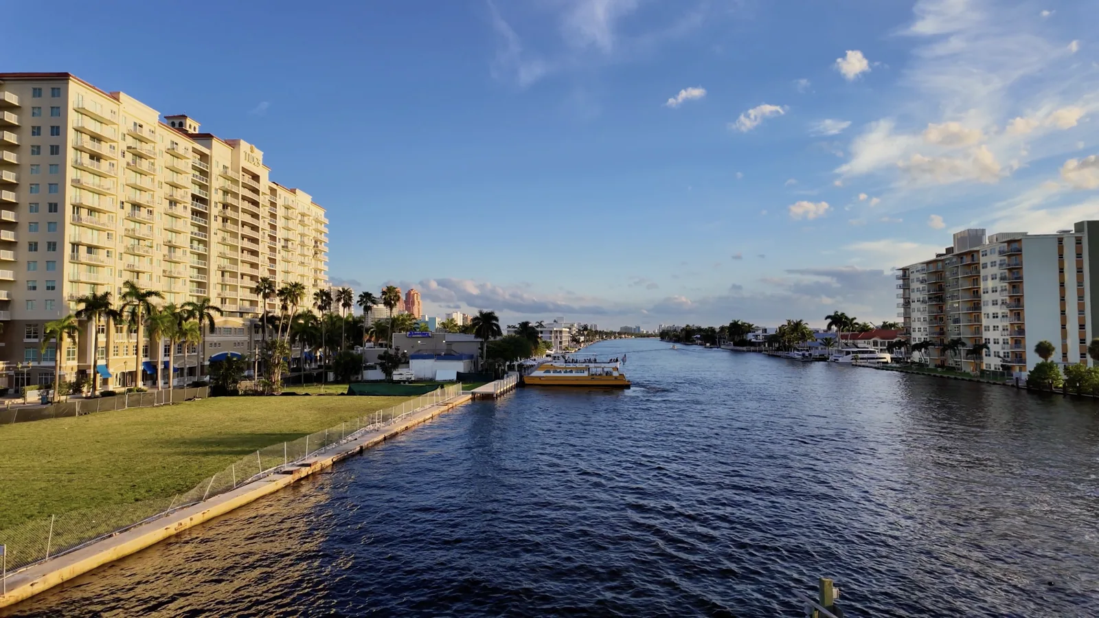Canal y paso del Water Taxi vistos desde Oakland Park Boulevard