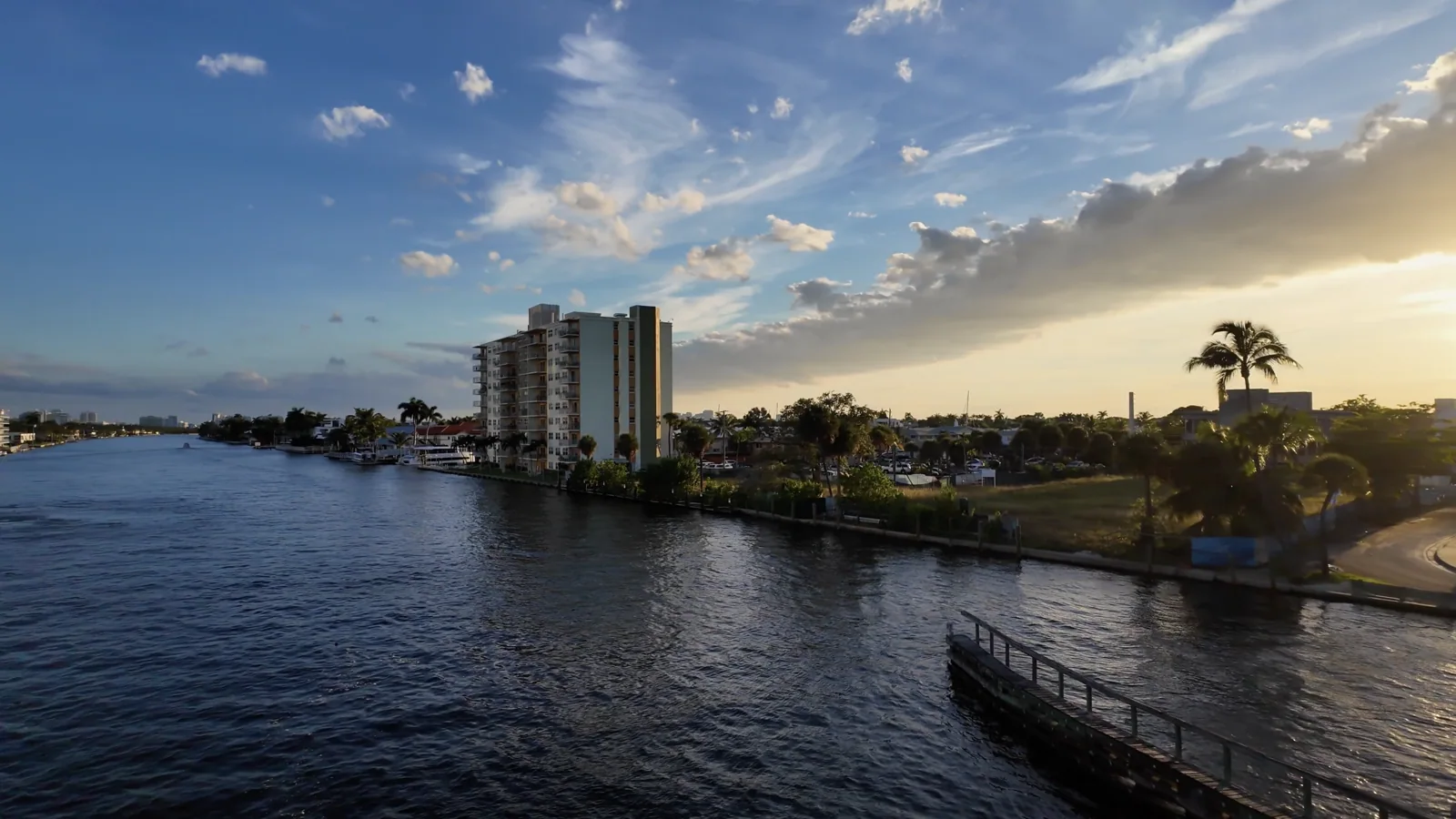 Canal y paso del Water Taxi vistos desde Oakland Park Boulevard