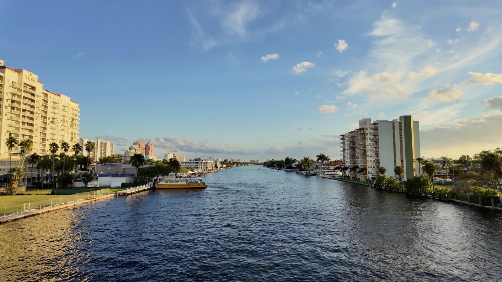 Canal y paso del Water Taxi vistos desde Oakland Park Boulevard
