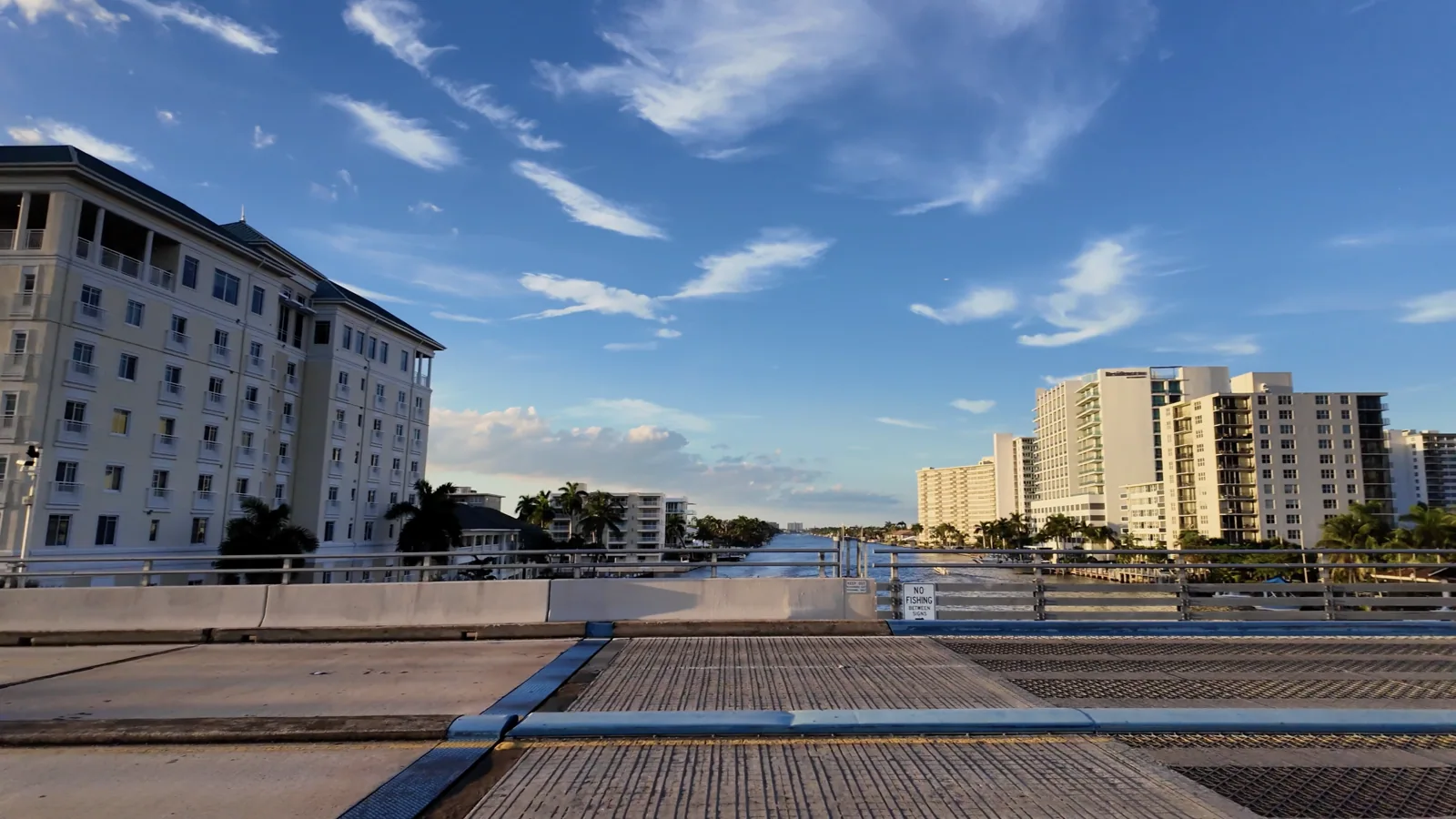 Embarcaciones, edificios y vistas desde el puente