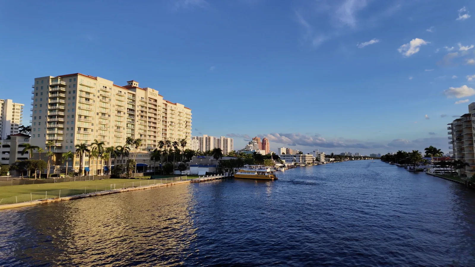 Embarcaciones, edificios y vistas desde el puente