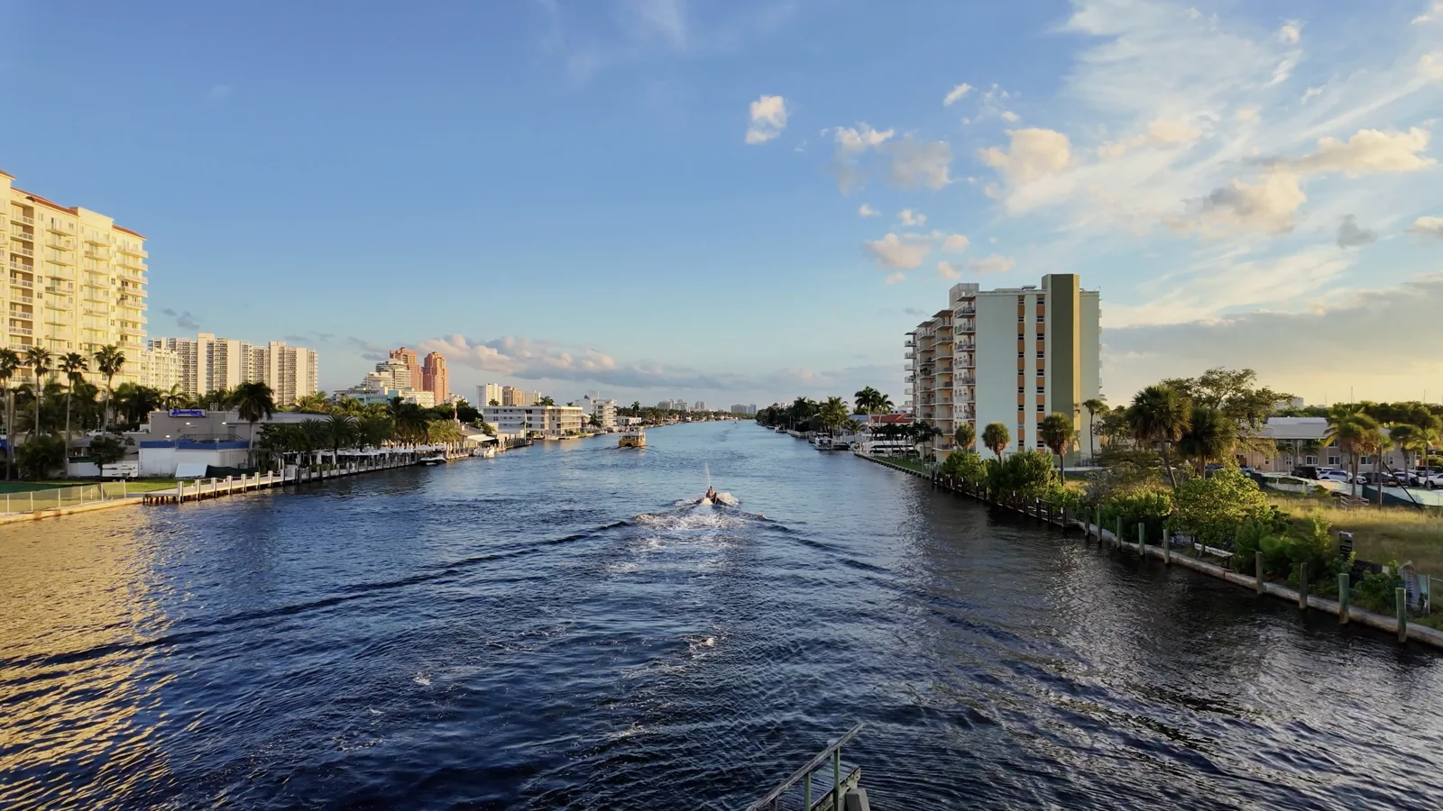 Embarcaciones, edificios y vistas desde el puente